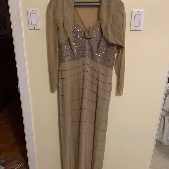 Silk gown - Picture 1 of 2